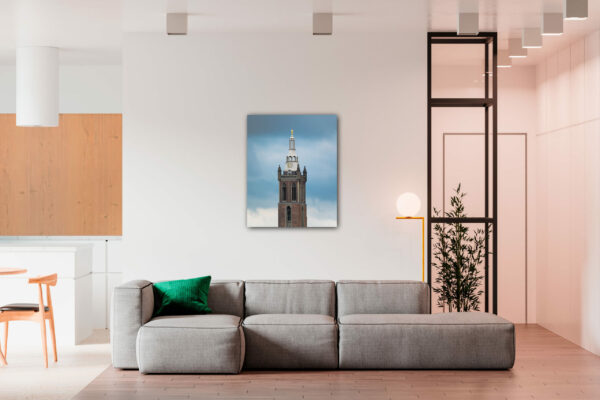 Fotoafdruk van de sint christoffelkathedraal te Roermond achter acrylglas in een woonkamer.