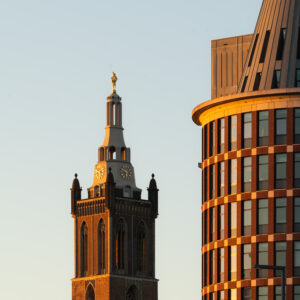 Foto van de Sint-Christoffelkathedraal en de Natalinitoren te Roermond, Titel: Waar ‘t gouden beeld in ‘t zonlicht staat
