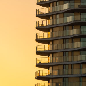 Detailfoto van de balkons van het appartementencomplex Manhatten, Titel: In lichten golvendans